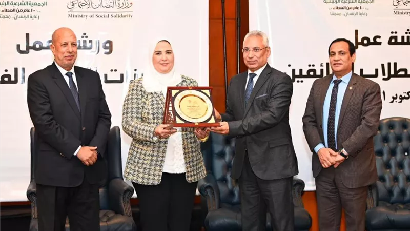 درع التضامن الاجتماعى تقديرا لجامعة المنيا فى رعاية الفائقين علميا