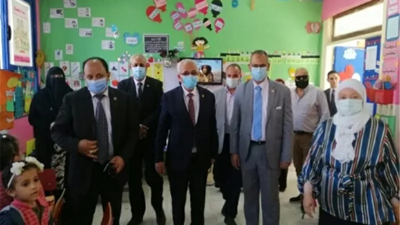 وكيل التعليم بالقليوبية ونائب الوزير يتفقدان مدرستى السيدة عائشة وعثمان بن عفان بالعبور
