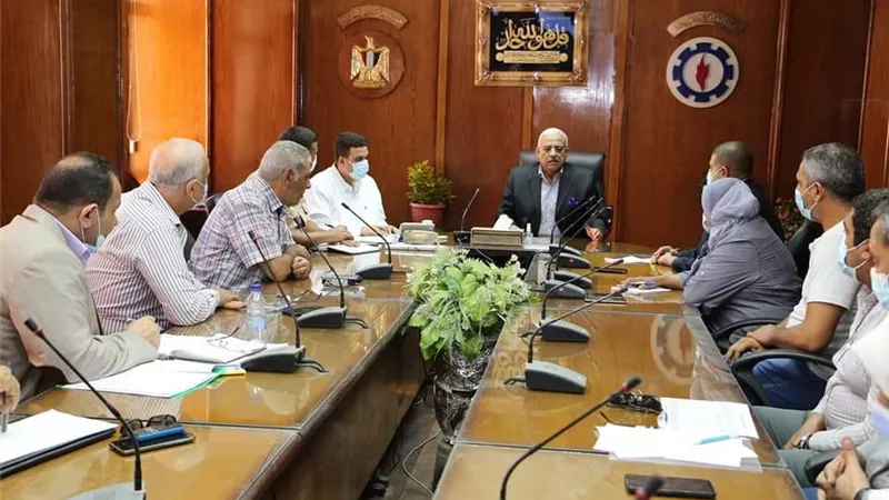 محافظ السويس يؤكد على سرعة الإنتهاء من توصيل المرافق بقرية عامر
