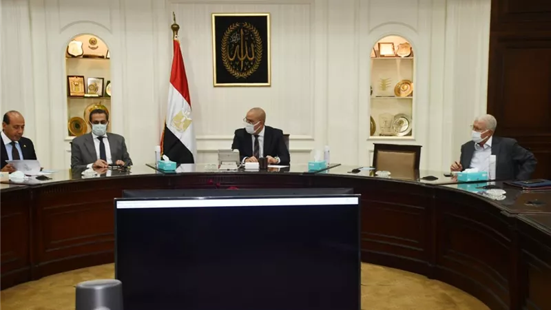 وزير الإسكان يتابع الموقف التنفيذى لمشروع سد ومحطة 