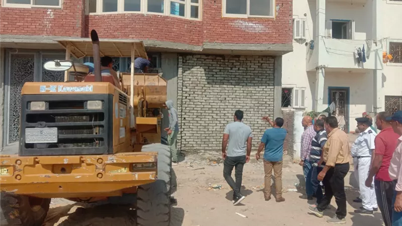 حملات لإزالة مخالفات تغيير النشاط للمحال والوحدات السكنية بمدينة الشيخ زايد.. صور