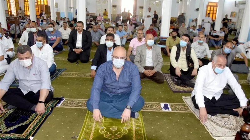 محافظ بنى سويف يستمع لمقترحات المواطنين.. بالصور