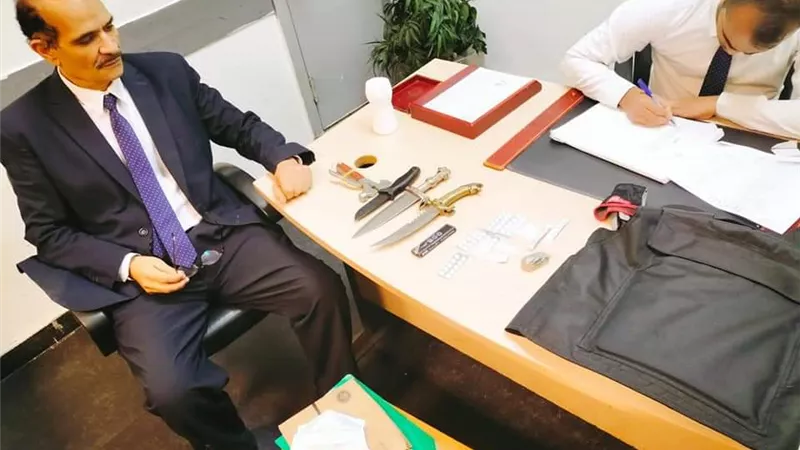 جمارك المطار تضبط اقراص مخدرة وأسلحة بيضاء مع راكب قادم من تركيا