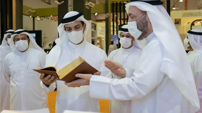 سلطان بن أحمد القاسمي يزور معرض الشارقة الدولي للكتاب