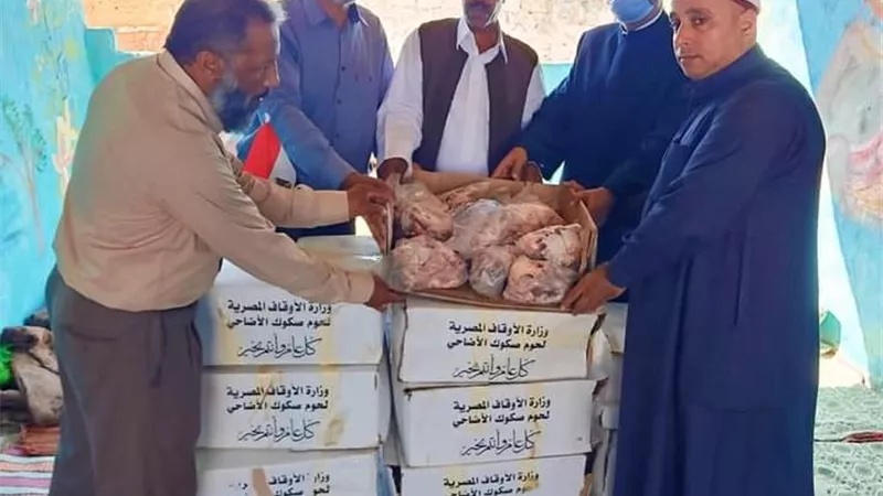 رئيس مركز ومدينه سيوة يشهد توزيع لحوم صكوك الأضاحي علي أصغر قرية مصرية