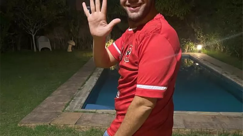 بتشيرت الأهلى .. محمد على رزق يداعب متابعيه بعد الفوز على الزمالك