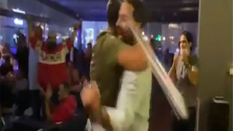 بالأحضان.. أحمد فهمي وشقيقه كريم يحتفلان بفوز المارد الأحمر على الزمالك.. فيديو