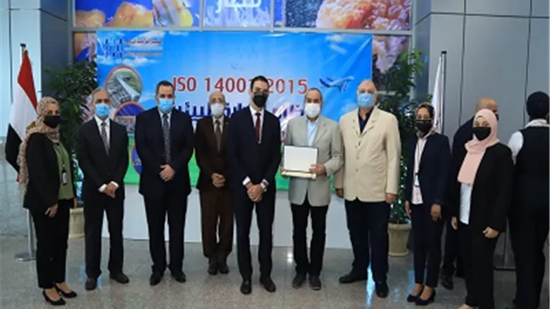 وزير الطيران المدنى يتفقد مطار الغردقة الدولي ويتسلم شهادة الأيزو لنظام الإدارة البيئية