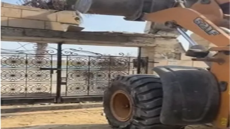 الجيزة تواصل إزالة المنشآت المخالفة على النيل بشارع البحر الاعظم.. فيديو