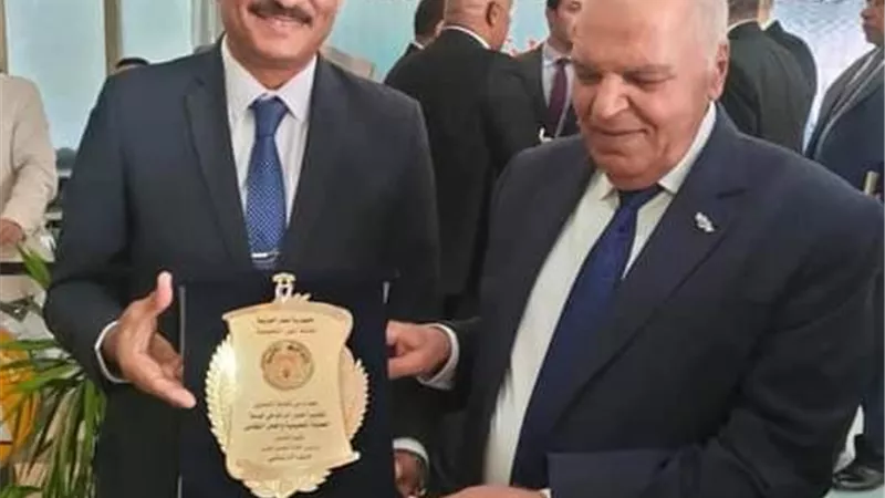 خلف الزناتي يكرم وكيل تعليم البحيرة