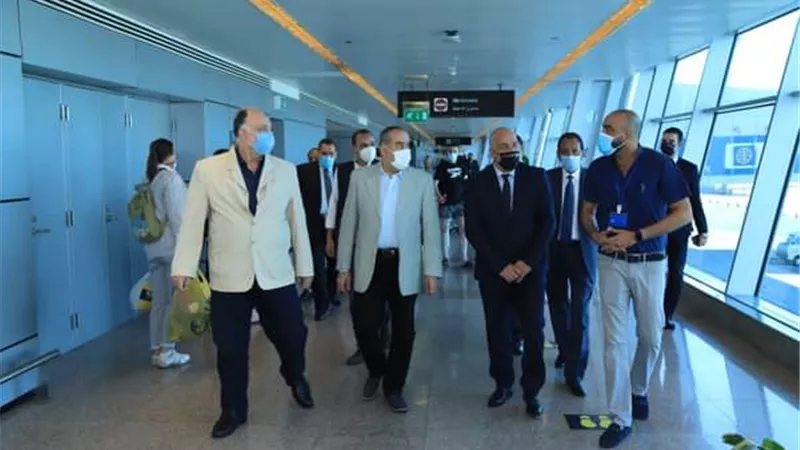 وزير الطيران المدنى في جولة تفقدية بمطــار الغردقة الدولي ويتسلم شهادة الأيزو لنظام الإدارة البيئة