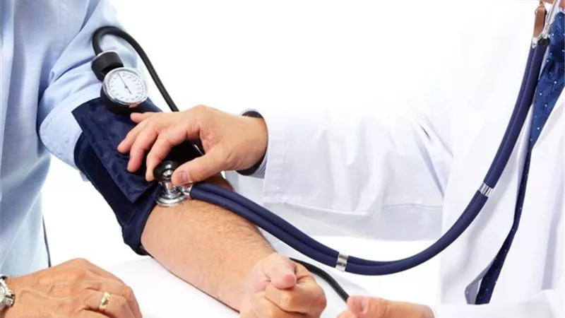 «لو مريض بارتفاع ضغط الدم».. أحمى نفسك من المضاعفات الخطيرة بإجراءات بسيطة
