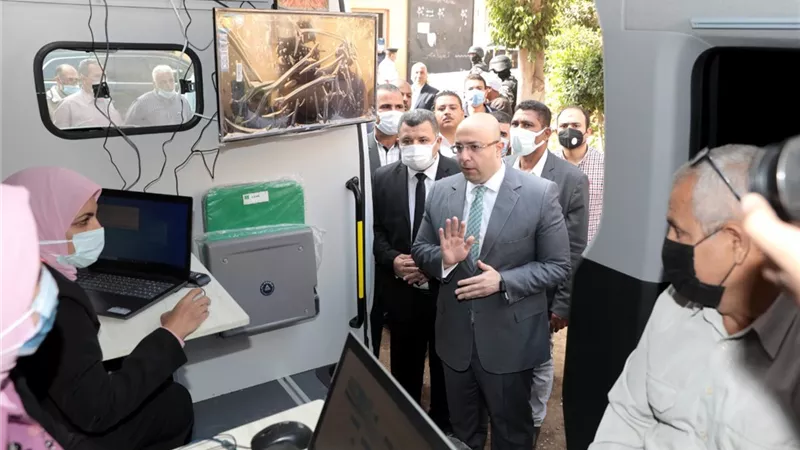 محافظ بني سويف يتفقد منظومة العمل بالمركز التكنولوجي المتنقل بقرية تزمنت
