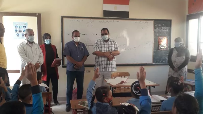 رئيس سفاجا يتفقد مدرسة عمار بن ياسر الابتدائية و يقرر رصف الطرق المؤدية إليها