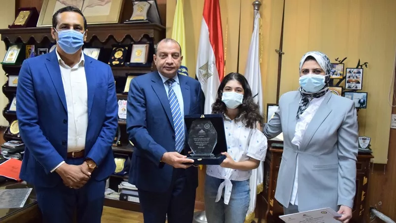 رئيس جامعة بني سويف يسلم درع التعليم العالي لأسرة الراحل الدكتور البحراوي