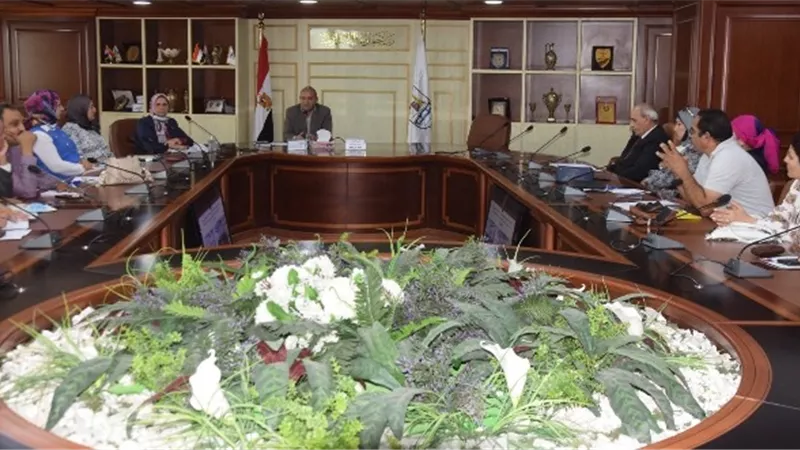 السكرتير العام يجتمع بأعضاء لجنة التنمية المستدامة فى بنى سويف.. بالصور