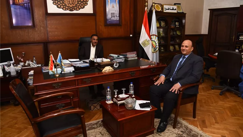 محافظ مطروح يلتقي مدير الأمانة التنفيذية لإزالة الألغام وتنمية الساحل الشمالي الغربي