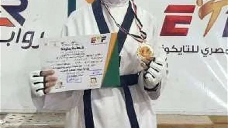 محافظ الشرقية يهنئ بطلة التايكوندو لفوزها بالميدالية الذهبية