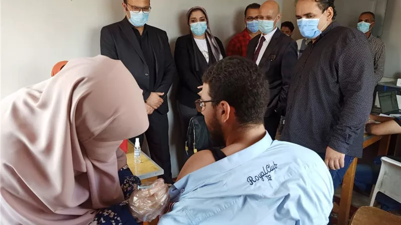 مديرالصحة ولجنة من مكتب مساعد الوزير يتفقدون مراكز تطعيم المواطنين بلقاح كورونا بالزقازيق