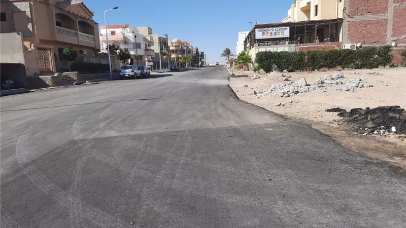 البدء في أعمال الرصف بمنطقة حفر الباطن بالغردقة صور