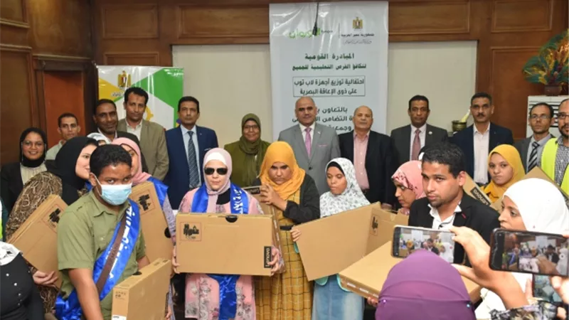 رئيس جامعة الأقصر يشهد حفل توزيع أجهزة لاب توب للطلاب ذوى الهمم بكلية الألسن
