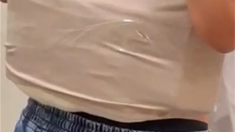 إحباط محاولة تهريب كمية من الهواتف المحمولة حول جسده في مطار القاهرة