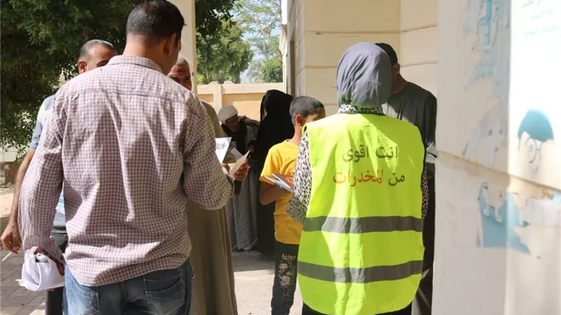 قافلة جامعة جنوب الوادي بعزبة عبد الرحمن بنجح حمادي تعالج 820 مواطن بالمجان