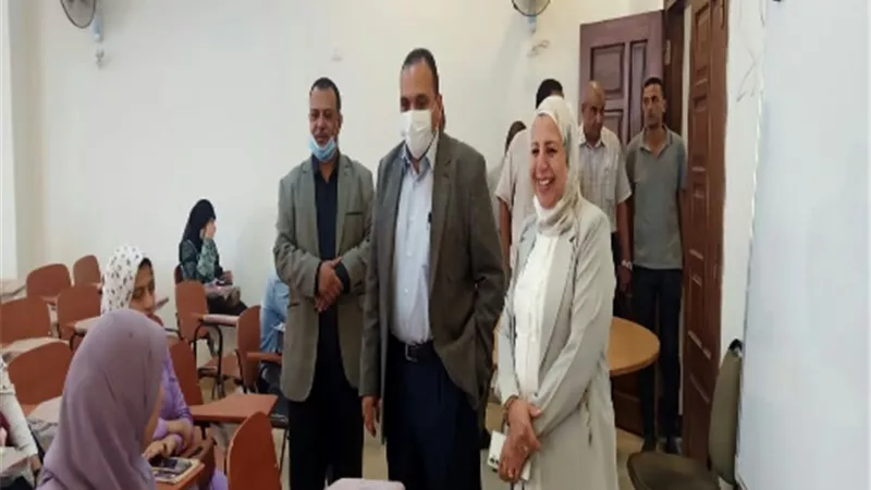 نائب رئيس جامعة بنها لشئون التعليم والطلاب يتفقد قاعات الدراسة بمركز الإختبارات