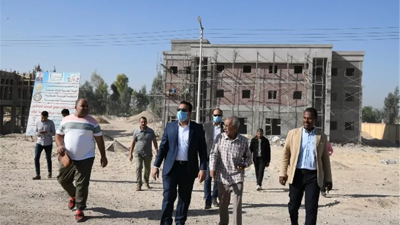 نائب محافظ قنا يتابع أعمال مجمع الخدمات الحكومية فى المراشدة.. بالصور