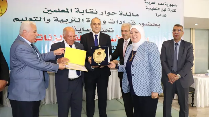 تكريم قيادات التعليم بالمحافظات بنقابة المعلمين بالجزيره بالصور