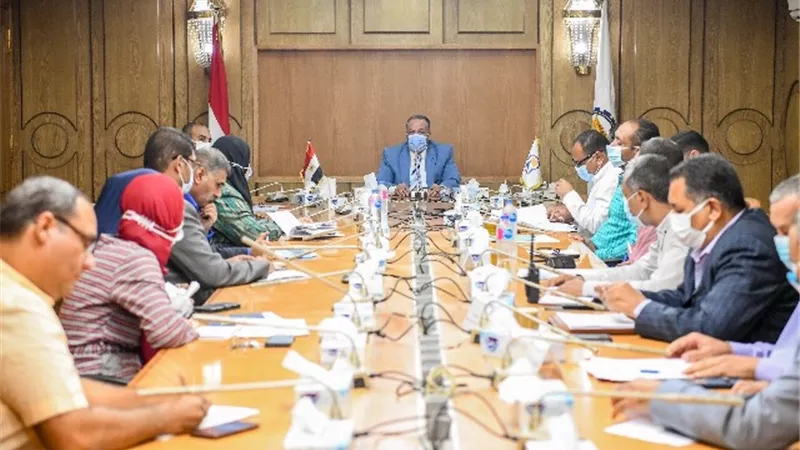 السكرتير العام يترأس اجتماعًا لمتابعة موقف تقنين أراضى أملاك الدولة فى قنا.. بالصور
