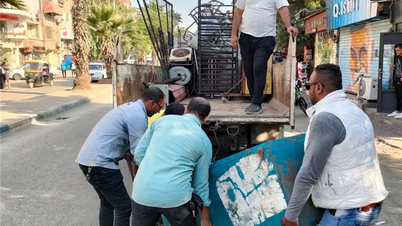 رفع ١٦٠ اشغال بامبابه وضبط مقاهي تقدم الشيشه وتجريد وتهذيب الاشجار.. صور