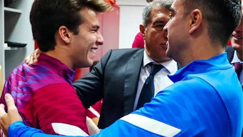 استقبال رائع لـ تشافى قبل انطلاق المران الأول له مع برشلونة.. شاهد