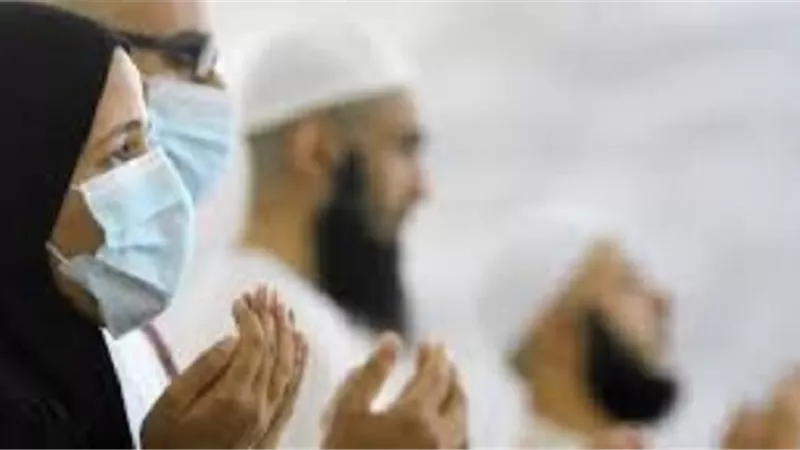 حكم إلقاء الكمامة الطبية في غير الأماكن المخصصة لها؟ ..دار الإفتاء تجيب