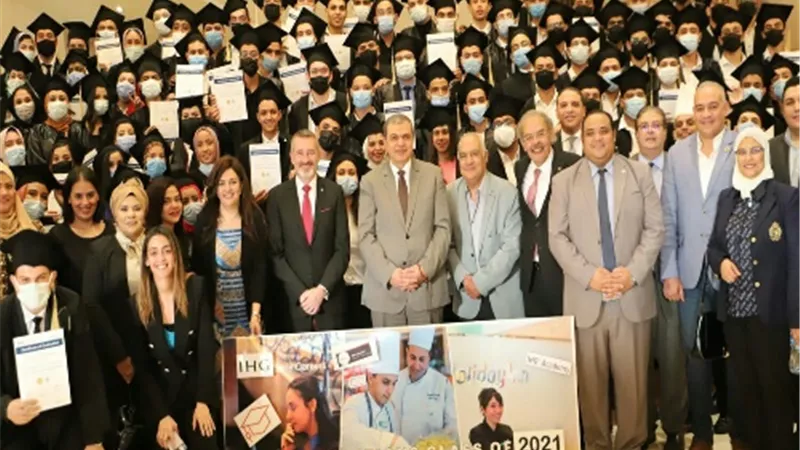وزير القوى العاملة يشهد حفل تخريج 120 متدرباً ومتدربة على الخدمات الفندقية
