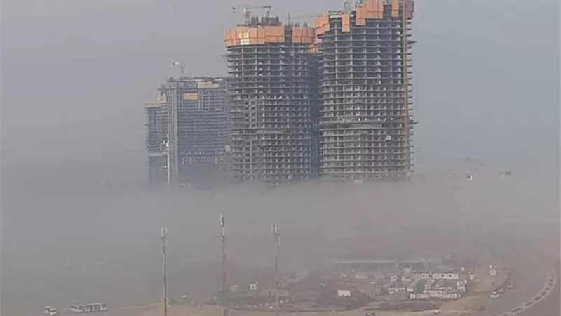 الشبورة تحول ابراج العلمين للوحة طبيعية مبهرة.. صور