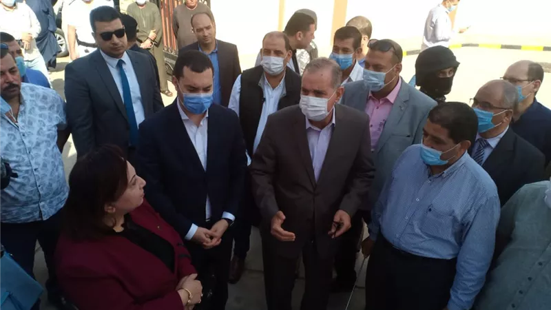 محافظ كفر الشيخ ونائبه يتفقدان مشروع صرف صحى قرية كفر مجر بدسوق