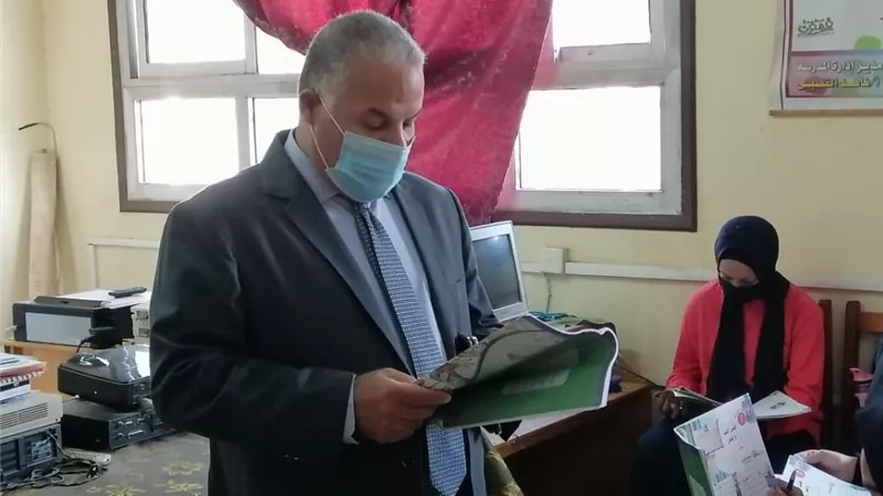 وكيل تعليم دمياط يشيد بإنتظام العملية التعليمية بمدرسة الزرقا بنات