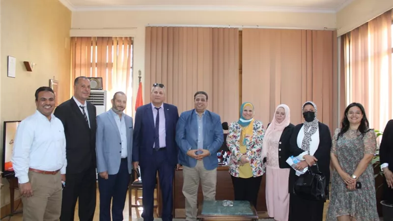 إقبال طلابي كبير على الندوة التوعوية ضد الزيادة السكانية بآداب عين شمس