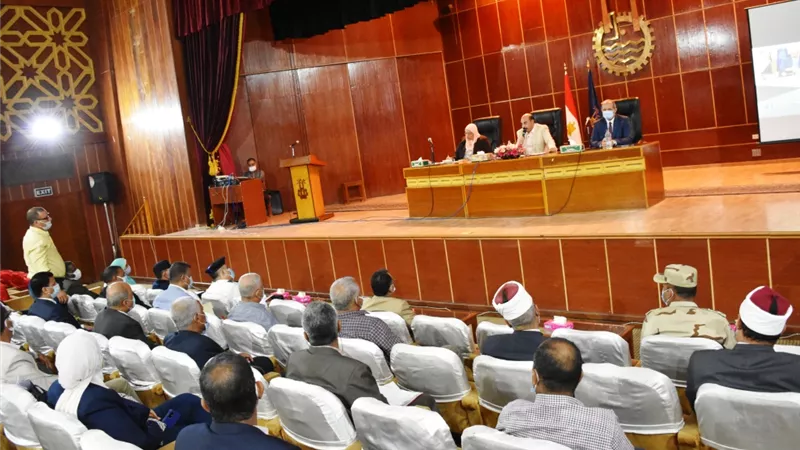 محافظ أسوان: لن يستمر في موقعه أي مسئول غير قادر على التعامل مع التحديات