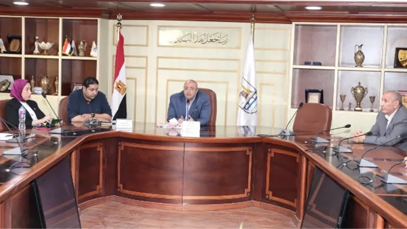 محافظ بني سويف يبحث آليات النهوض بقطاع المشروعات المتوسطة والصغيرة