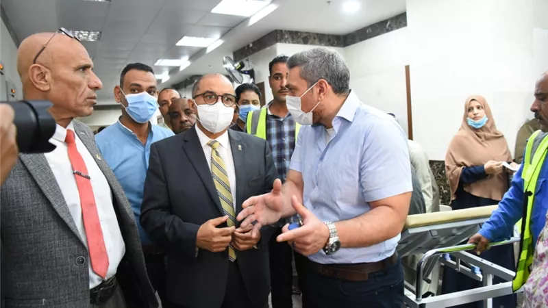 رئيس جامعة أسيوط يطمئن على انتظام العمل بعيادات مستشفى الإصابات الجديد