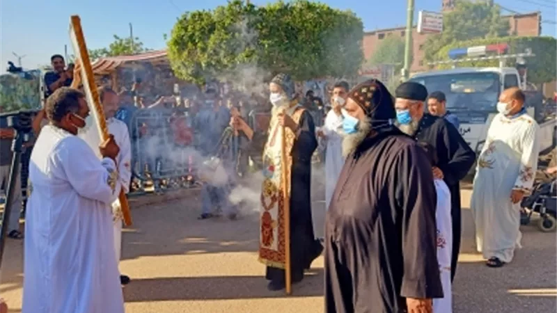 إنطلاق إحتفالات دير مارجرجس بأول طواف للشمامسة بجبل الرزيقات جنوب غرب الأقصر