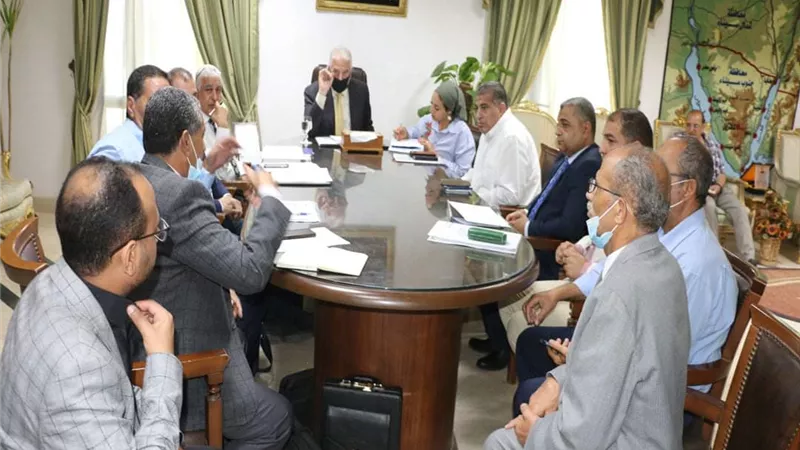 محافظ جنوب سيناء يناقش الموقف المالي للمشروعات الجارية في اجتماعه مع المجموعة الاقتصادية