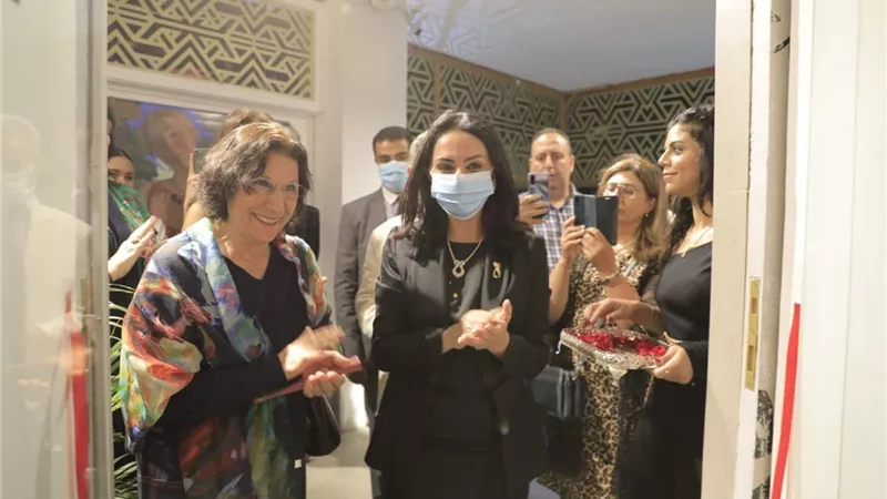 رئيسة المجلس القومي للمرأة تفتتح معرض الفنانة العالمية ”عفيفة عليبي“