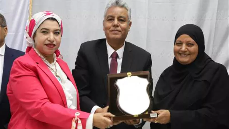 رئيس جامعة جنوب الوادي يشهد حفل تكريم امينة كليه الاثار لبلوغها سن المعاش