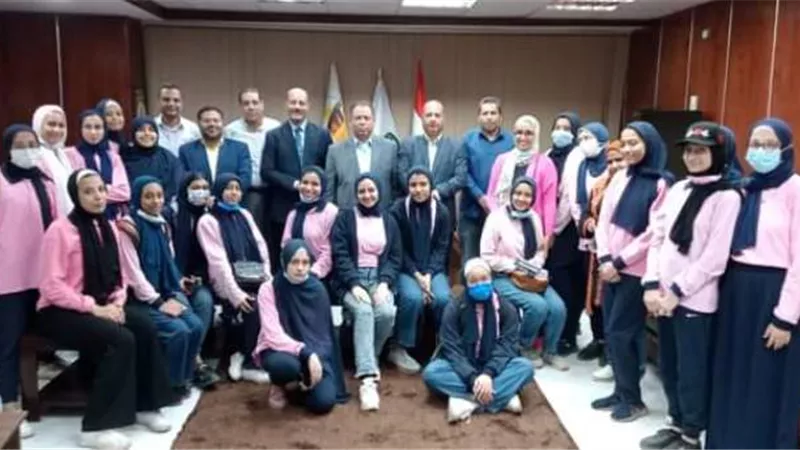 وكيل التعليم يلتقى طالبات مدرسة المتفوقين للعلوم والتكنولوجيا بسوهاج..صور