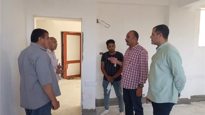 الفولي ورئيس الأبنية التعليمية يتفقدان أعمال التطوير بمدارس السويس