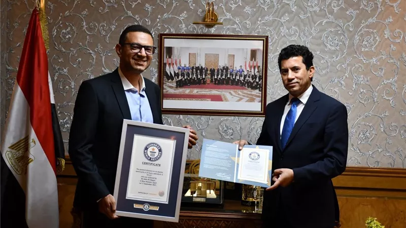 وزير الرياضة يكرم على عبده بعد دخوله موسوعة جينيس