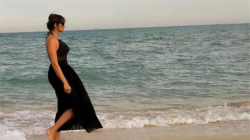 بالأسود .. إنجى خطاب تسحر قلوب متابعيها وتعلق : أنا بعشق البحر